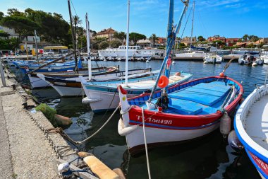 Fransa, Porquerolles - Haziran 09, 2024: Porquerolles adasında profesyonel balıkçılar için ayrılmış limandaki renkli ahşap balıkçı tekneleri. Yüksek kalite fotoğraf