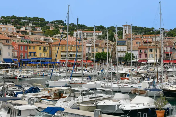 Fransa-Cassis, 8 Haziran 2024, Marsilya, Fransa 'nın popüler tatil beldesi Cassis' teki renkli evler ve tekneler.