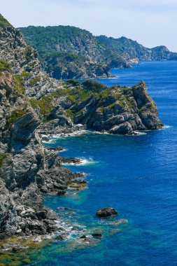 Vahşi sahilde güneşli bir gün Porquerolles Adası, Kayalık ve deniz, Fransa, yüksek kaliteli fotoğraf