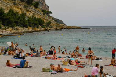 Fransa, Cassis, Haziran 09, 2024: Cote dAzur 'daki Cassis kıyı kasabası, plaj ve banyo manzarası, güney Fransa, yüksek kaliteli fotoğraf