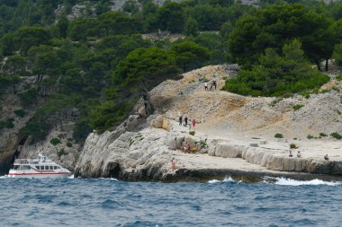 Marsilya, Fransa - 9 Haziran 2024: Calanque of Marsilya Provence, Calanques Ulusal Parkı bir tekne turunda görüldü.