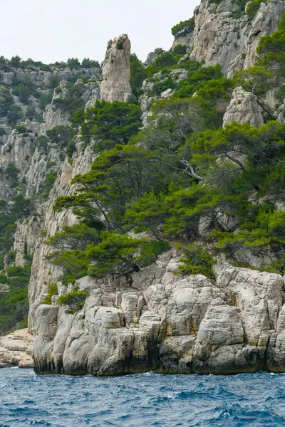 Marsilya, Fransa - 9 Haziran 2024: Provence, Calanques Ulusal Parkı 'nda En-Vau' lu Calanque, bir tekne turunda görüldü.