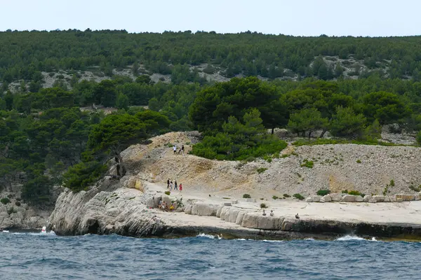 Marsilya, Fransa - 9 Haziran 2024: Calanque of Marsilya Provence, Calanques Ulusal Parkı bir tekne turunda görüldü.