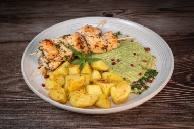 Patates ve brokoli püresi ile ızgara somon şiş, yüksek kaliteli fotoğraf.