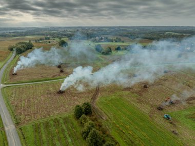 FRANSA, GIRONDE, NAUJAN-ET-POSTIAC, BACKHOE yükleyicisiyle BORDEUX VINEYARD UPROOTING CAMPAIGN. Yüksek kalite fotoğraf