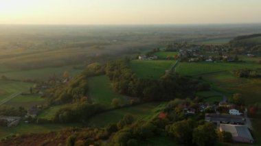 Bordeaux üzüm bağları, Bordeaux üzüm bağları, sonbaharda gün batımında Bordeaux üzüm bağları, Entre deux mers, Sainte-Croix-du-Mont, Gironde çevresindeki sonbahar manzaraları. Yüksek kaliteli video