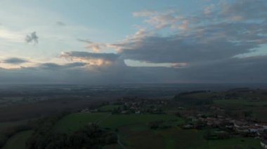 Bordeaux üzüm bağları, Bordeaux üzüm bağları, sonbaharda günbatımında Bordeaux üzüm bağları, Entre deux mers, Sainte-Croix-du-Mont, Gironde çevresindeki sonbahar manzarası. Yüksek kaliteli video
