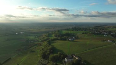 Bordeaux üzüm bağları, Bordeaux üzüm bağları, sonbaharda günbatımında Bordeaux üzüm bağları, Entre deux mers, Sainte-Croix-du-Mont, Gironde çevresindeki sonbahar manzarası. Yüksek kaliteli video