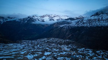 Gavarnie yakınlarındaki Pirenes dağlarının üzerinde gün batımı, yüksek kalite 4K görüntü.
