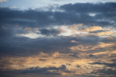 Gündoğumu arka planı, dramatik görkemli gün batımı, Sunrise 'ın arka planında bulutlarla gökyüzü. Farklı şekillerde bulutlu gün doğumu, yüksek kaliteli fotoğraf