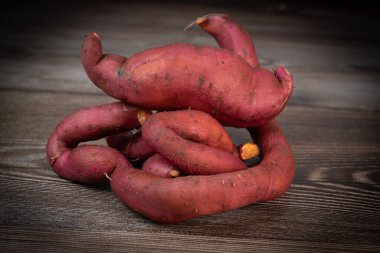 Kahverengi arka planda tatlı patates, yüksek kalite fotoğraf.