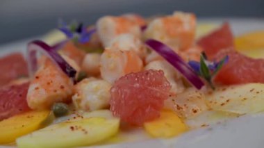 Citrus meyvesi, limon, limon, çekik göz, greyfurt ve meyveler, persimon, elma ve elmayla doldurulmuş, ESPETTE PEPPER ile sezonlanmış karides ve salyangoz reçetesi. Yüksek kalite 4k görüntü