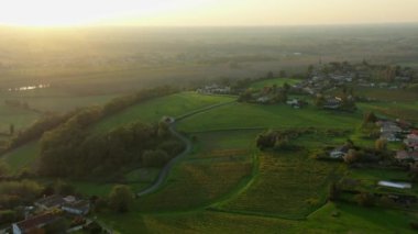 Bordeaux üzüm bağları, Bordeaux üzüm bağları, sonbaharda gün batımında Bordeaux üzüm bağları, Entre deux mers, Sainte-Croix-du-Mont, Gironde çevresindeki sonbahar manzaraları. Yüksek kaliteli video