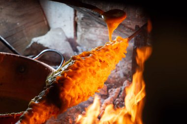 Odun ateşinde kavrulmuş kek, Pirenes-Atlantik, Fransa. Yüksek kalite fotoğraf