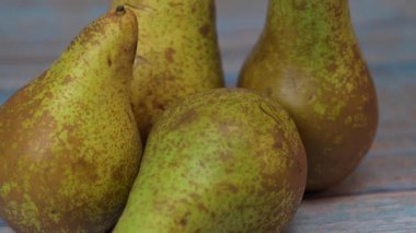 Siyah bir armut, olgun yeşil ve sarı armut tahtada. Yüksek kalite 4k görüntü