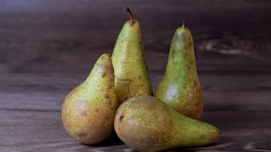 Siyah bir armut, olgun yeşil ve sarı armut tahtada. Yüksek kalite 4k görüntü