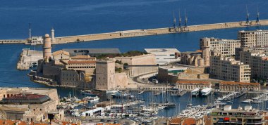 Marsilya, Fransa - 7 Haziran 2024: Güneşli yaz gününde Kale Kulesinin Hava Manzarası Tarihi Marina Limanı. Yüksek kalite fotoğraf