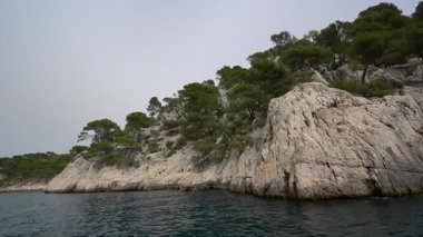 Marsilya, Fransa - 9 Haziran 2024: Provence, Calanques Ulusal Parkı 'nda En-Vau' lu Calanque, bir tekne turunda görüldü.