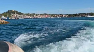 FRANCE, CASSIS - 09 HAZİRAN 2024: gemi uyandı. Tekne, arka plan, yüksek kaliteli 4K görüntüler.