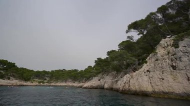 Marsilya, Fransa - 9 Haziran 2024: Provence, Calanques Ulusal Parkı 'nda En-Vau' lu Calanque, bir tekne turunda görüldü.