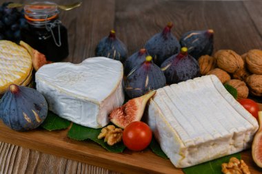 Normandiya peyniri, AOP, Livarot, Neufchatel, Pont leveque, Rye ekmeği, incir, ceviz, üzüm, elderberry gelee. Yüksek kalite fotoğraf