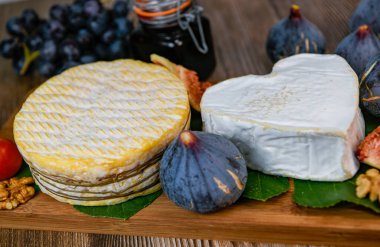 Normandiya peyniri, AOP, Livarot, Neufchatel, Pont leveque, Rye ekmeği, incir, ceviz, üzüm, elderberry gelee. Yüksek kalite fotoğraf