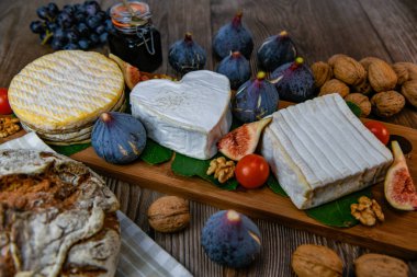 Normandiya peyniri, AOP, Livarot, Neufchatel, Pont leveque, Rye ekmeği, incir, ceviz, üzüm, elderberry gelee. Yüksek kalite fotoğraf