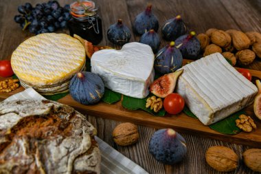 Normandiya peyniri, AOP, Livarot, Neufchatel, Pont leveque, Rye ekmeği, incir, ceviz, üzüm, elderberry gelee. Yüksek kalite fotoğraf