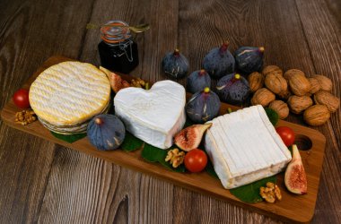 Normandiya peyniri, AOP, Livarot, Neufchatel, Pont leveque, Rye ekmeği, incir, ceviz, üzüm, elderberry gelee. Yüksek kalite fotoğraf