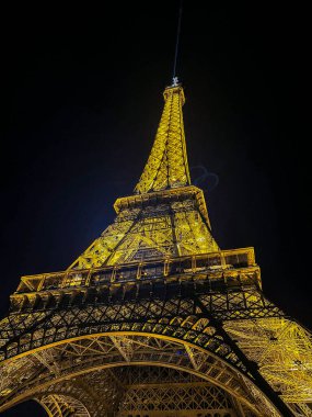 Paris, FRANCE - Ekim 2024: Paris 2024 Olimpiyat Oyunları öncesinde Eyfel Kulesi 'ne yerleştirilen Olimpiyat Halkaları, yüksek kaliteli fotoğraf