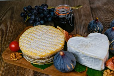Normandiya peyniri, AOP, Livarot, Neufchatel, Pont leveque, Rye ekmeği, incir, ceviz, üzüm, elderberry gelee. Yüksek kalite fotoğraf
