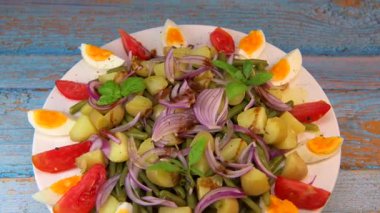 Taze salata, yeşil fasulye, küçük patates, yumurta, domates, fesleğen, kırmızı soğan ve balzamik sirke sosu. Yüksek kaliteli video