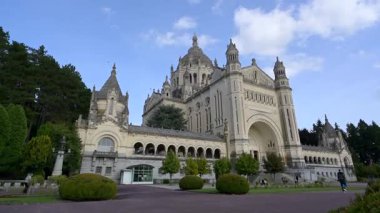 Lisieux 'daki Basilica Sainte Therese, Calvados Bölümü, Fransa. Yüksek kalite 4k görüntü