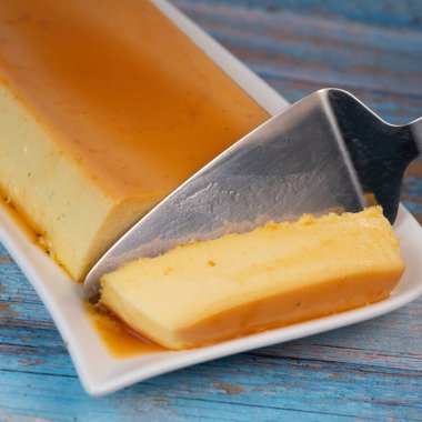 Karamel soslu kremalı puding, turta, kaliteli fotoğraf.