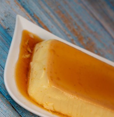Karamel soslu kremalı puding, turta, kaliteli fotoğraf.