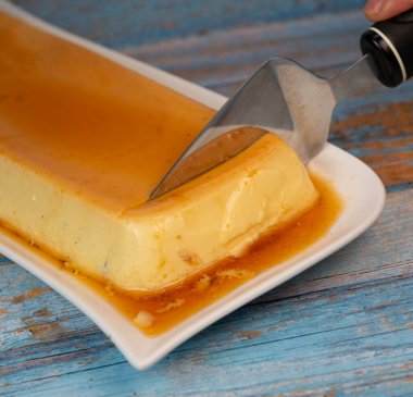 Karamel soslu kremalı puding, turta, kaliteli fotoğraf.