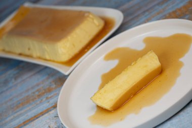 Karamel soslu kremalı puding, turta, kaliteli fotoğraf.