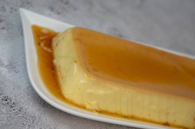 Karamel soslu kremalı puding, turta, kaliteli fotoğraf.