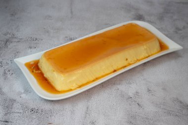 Karamel soslu kremalı puding, turta, kaliteli fotoğraf.