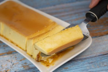 Karamel soslu kremalı puding, turta, kaliteli fotoğraf.