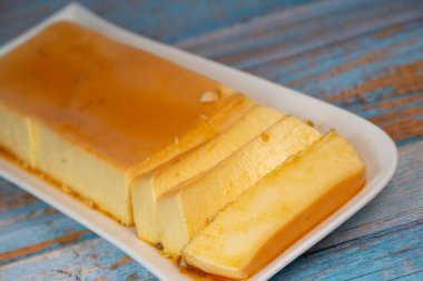 Karamel soslu kremalı puding, turta, kaliteli fotoğraf.