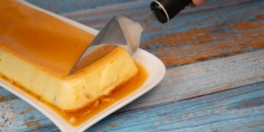 Karamel soslu kremalı puding, turta, kaliteli fotoğraf.