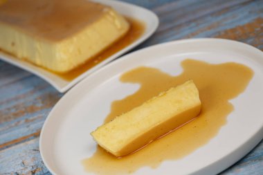 Karamel soslu kremalı puding, turta, kaliteli fotoğraf.
