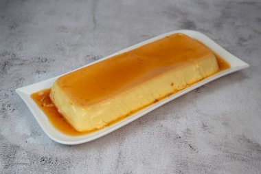 Karamel soslu kremalı puding, turta, kaliteli fotoğraf.