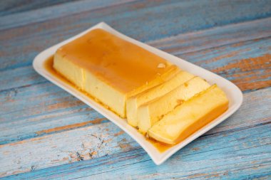 Karamel soslu kremalı puding, turta, kaliteli fotoğraf.