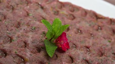 Kebbe naye, zengin bir mutfak deneyimi için tasarlanmış bulgur, soğan, nane ve baharatla karıştırılmış ince doğranmış çiğ et içeren beyaz bir tabakta sergileniyor..