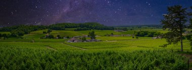 Saint-Emilion 'daki Bordeaux üzüm bağları berrak bir yıldızlı gökyüzünün altında parıldıyor, Saint-Laurent-des-Combes' da gece doğanın dinsel güzelliğini bir dokunuşla yakalıyor..