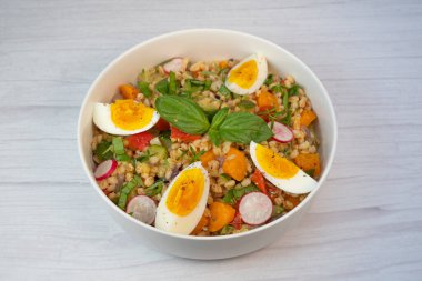 Haşlanmış yumurta ve limon suyu ve zeytinyağıyla giyinmiş taze yapılmış salata özellikleri kızarmış kabak, havuç, soğan, kırmızı biber ve fesleğen..