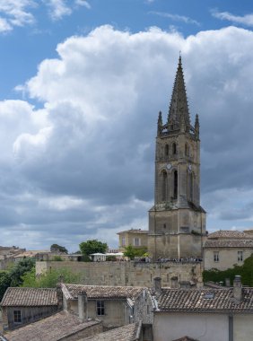 Bordeaux şarap bölgesinde, yeşil sarmaşıklarla kaplanmış, antik taş yapıların üzerindeki Saint-Emilion trogloditik kilise kulelerinin çarpıcı manzarası..