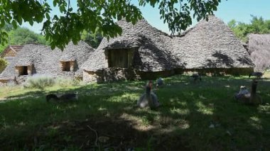 Fransa, Dordogne, Perigord Noir, Dordogne Vadisi, Saint-Andre-dAllas, Breuil kulübeleri, eski kurumuş taştan çiftlik binaları. Yüksek kalite 4k görüntü